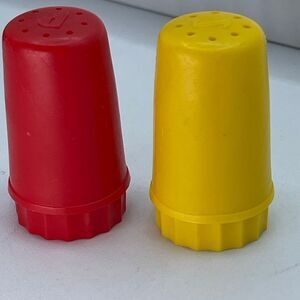 Vintage Midcentury Regaline USA mini salt n pepper shakers.